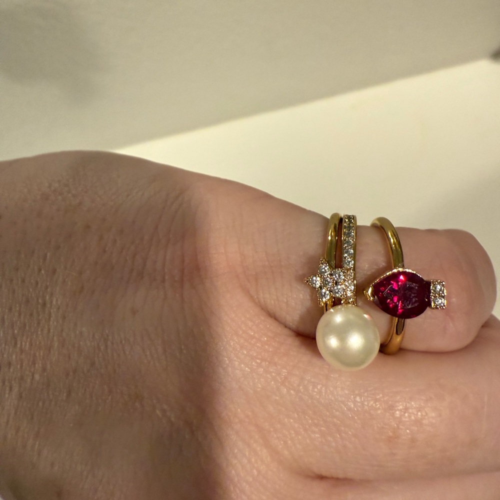 Gold and White Pearl Ring Set with Elegant Design